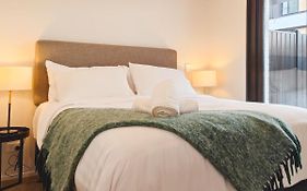 Luxurious 2 Bedroom Apartment Free Secure Parking